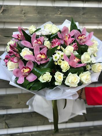 Букет цветов из: Розы и Хризантемы в Белоярском Ханты-Мансийского АО