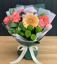 Букет цветов из:  Гвоздики, Розы, Герберы и Хризантемы в Белоярском Ханты-Мансийского АО